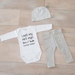 Baby kledingset unisex cadeautje zwangerschap aankondiging| maat 62-68 | grijs wit gestreept broekje en mutsje en witte romper lange mouw met tekst laat mij niet mijn oom en tante moeten bellen | zwangerschapsaankondiging geboorte kraamcadeau cadeau