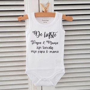 Baby Rompertje cadeautje zwangerschap aankondiging tekst | de liefste papa en mama zijn mijn papa en mama | korte mouw mouwloos | wit | maat 62/68 | geboorte kraamcadeau cadeau