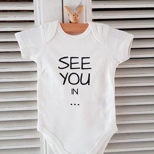 Baby Rompertje aankondiging zwangerschap Zwangerschapsaankondiging maand See you in July Juli | korte mouw | wit | maat 50/56 jongen meisje unisex | Cadeau voor de liefste aanstaande oma en opa mama papa oom tante | Bekendmaking zwangerschap