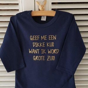 Baby rompertje  met tekst Geef me een dikke kus want ik word grote zus meisje - Zwangerschapsaankondiging  | Lange mouw | blauw met goud | maat 86-92  zwangerschap aankondiging bekendmaking