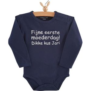 Rompertje baby tekst cadeau | fijne eerste moederdag mama met naam | Lange mouw | blauw | maat 50/56 bekendmaking zwangerschap aanstaande baby jongen meisje unisex