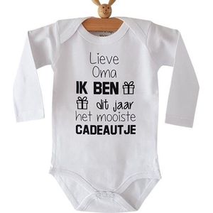 Rompertje met tekst Lieve Oma Ik ben dit jaar het mooiste cadeautje | lange mouw | wit zwart | maat 62-68 bekendmaking zwangerschap aanstaande baby jongen meisje unisex