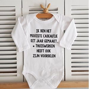 romper baby tekst - Ik ben het mooiste cadeautje dit jaar gemaakt cadeau corona crisis thuiswerken voordelen - zwangerschap aankondiging bekendmaking Valentijn Moederdag Vaderdag lockdown