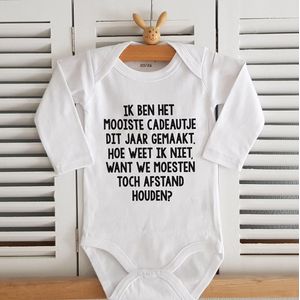 Baby romper met tekst - zwangerschap aankondiging  ik ben het mooiste cadeautje dit jaar gemaakt cadeau corona afstand houden - zwangerschap aankondiging bekendmaking Valentijn Moederdag Vaderdag lockdown