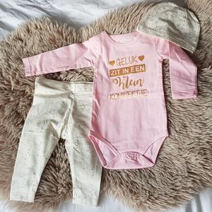 MM Baby pakje cadeau geboorte meisje set met tekst geluk zit in een klein rompertje aanstaande zwanger kledingset pasgeboren unisex Bodysuit | Huispakje | Kraamkado | Gift Set babyset kraamcadeau  babygeschenk babygeschenkset kraampakket