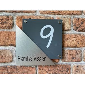 Naambordje voordeur grijs met rvs look driehoek