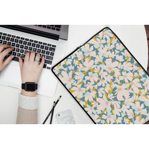 Laptophoes 17 inch - Flora - Bloemen - Lente - Laptop sleeve - Binnenmaat 42,5x30 cm - Zwarte achterkant
