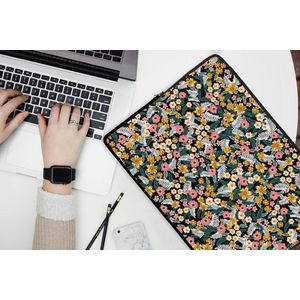Laptophoes 17 inch - Bloemen - Regenboog - Patronen - Laptop sleeve - Binnenmaat 42,5x30 cm - Zwarte achterkant