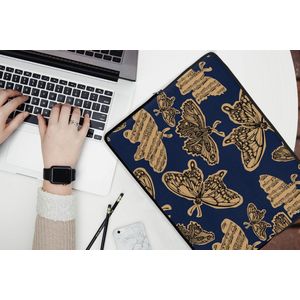 Laptophoes 15.6 inch - Patroon - Muziek - Vlinders - Laptop sleeve - Binnenmaat 39,5x29,5 cm - Zwarte achterkant