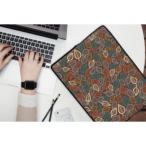 Laptophoes 15.6 inch - Bladeren - Natuur - Herfst - Bohemian - Laptop sleeve - Binnenmaat 39,5x29,5 cm - Zwarte achterkant