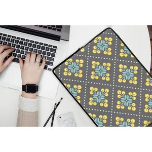 Laptophoes 17 inch - Design - Ruit - Bloemen - Grijs - Laptop sleeve - Binnenmaat 42,5x30 cm - Zwarte achterkant