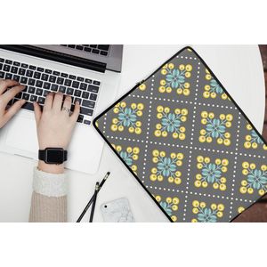 Laptophoes 15.6 inch - Design - Ruit - Bloemen - Grijs - Laptop sleeve - Binnenmaat 39,5x29,5 cm - Zwarte achterkant