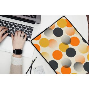 Laptophoes 17 inch - Polkadot - Design - Retro - Oranje - Laptop sleeve - Binnenmaat 42,5x30 cm - Zwarte achterkant