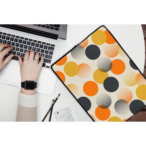 Laptophoes 15.6 inch - Polkadot - Design - Retro - Oranje - Laptop sleeve - Binnenmaat 39,5x29,5 cm - Zwarte achterkant