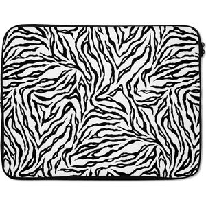 Laptophoes 17 inch - Tijgerprint - Zwart - Wit - Dieren - Patronen - Laptop sleeve - Binnenmaat 42,5x30 cm - Zwarte achterkant