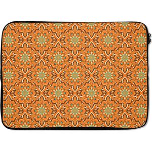 Laptophoes 13 inch - Oranje - Mandala - Design - Bohemian - Vintage - Laptop sleeve - Binnenmaat 32x22,5 cm - Zwarte achterkant