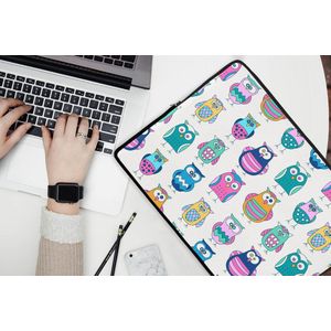 Laptophoes 17 inch - Regenboog - Uil - Cartoon - Laptop sleeve - Binnenmaat 42,5x30 cm - Zwarte achterkant