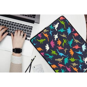 Laptophoes 17 inch - Patronen - Dino - Kleuren - Jongens - Kinderen - Kids - Kind - Laptop sleeve - Binnenmaat 42,5x30 cm - Zwarte achterkant