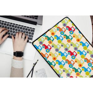 Laptophoes 17 inch - Patronen - Trekker - Kleuren - Jongetje - Jongens - Kinderen - Kids - Laptop sleeve - Binnenmaat 42,5x30 cm - Zwarte achterkant