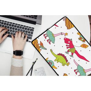 Laptophoes 17 inch - Patronen - Dino - Kleuren - Jongens - Kinderen - Kids - Kind - Laptop sleeve - Binnenmaat 42,5x30 cm - Zwarte achterkant