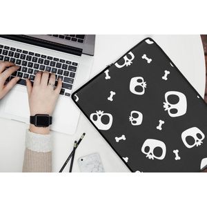 Laptophoes 17 inch - Patronen - Skull - Skelet - Bot - Jongen - Jongetje - Kinderen - Kids - Laptop sleeve - Binnenmaat 42,5x30 cm - Zwarte achterkant