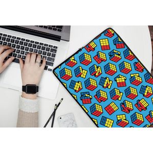Laptophoes 17 inch - Patroon - Rubiks cube - KubusPatrone - Jongens - Kinderen - Kidsn - Laptop sleeve - Binnenmaat 42,5x30 cm - Zwarte achterkant