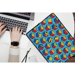 Laptophoes 15.6 inch - Patroon - Rubiks cube - KubusPatrone - Jongens - Kinderen - Kidsn - Laptop sleeve - Binnenmaat 39,5x29,5 cm - Zwarte achterkant