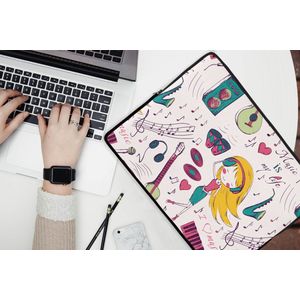 Laptophoes 15.6 inch - Meiden - Muziek - Koptelefoon - Patronen - Girl - Roze - Kinderen - Kind - Laptop sleeve - Binnenmaat 39,5x29,5 cm - Zwarte achterkant