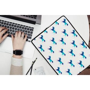 Laptophoes 15.6 inch - Meisjes - Paarden - Kristallen - Patronen - Girl - Blauw - Kinderen - Kind - Laptop sleeve - Binnenmaat 39,5x29,5 cm - Zwarte achterkant