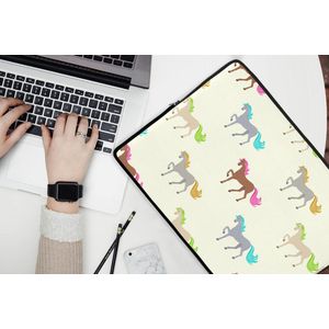 Laptophoes 17 inch - Meiden - Paarden - Patronen - Girl - Kids - Kinderen - Laptop sleeve - Binnenmaat 42,5x30 cm - Zwarte achterkant
