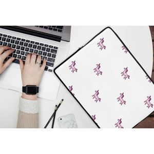 Laptophoes 15.6 inch - Meisje - Unicorn - Roze - Patronen - Girl - Kindje - Kinderen - Laptop sleeve - Binnenmaat 39,5x29,5 cm - Zwarte achterkant