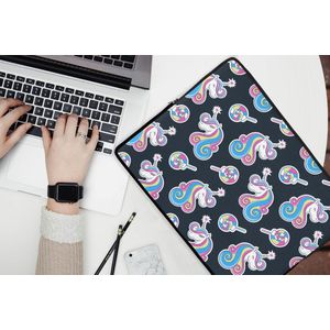 Laptophoes 15.6 inch - Meisje - Unicorn - Lolly snoep - Patronen - Girl - Kids - Kinderen - Laptop sleeve - Binnenmaat 39,5x29,5 cm - Zwarte achterkant