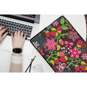 Laptophoes 17 inch - Meisjes - Fruit - Bloemen - Patronen - Girl - Kids - Kinderen - Kindje - Laptop sleeve - Binnenmaat 42,5x30 cm - Zwarte achterkant