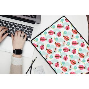 Laptophoes 17 inch - Meiden - Lieveheersbeestje - Bloemen - Patronen - Girl - Kids - Kinderen - Laptop sleeve - Binnenmaat 42,5x30 cm - Zwarte achterkant
