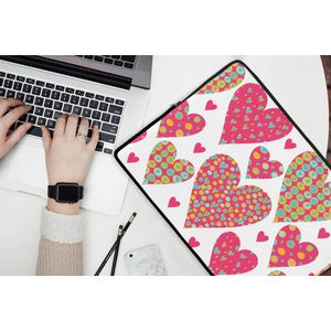 Laptophoes 17 inch - Meisje - Hart - Love - Patronen - Girl - Kids - Kinderen - Kind - Laptop sleeve - Binnenmaat 42,5x30 cm - Zwarte achterkant