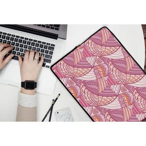 Laptophoes 17 inch - Meiden - Veren - Roze - Patronen - Girl - Kids - Kinderen - Laptop sleeve - Binnenmaat 42,5x30 cm - Zwarte achterkant