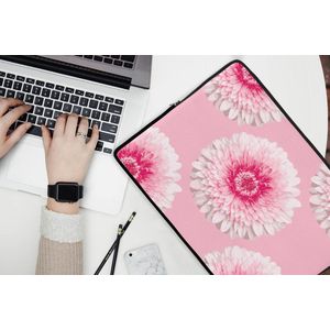 Laptophoes 17 inch - Meiden - Bloem - Roze - Patronen - Girl - Kids - Kinderen - Laptop sleeve - Binnenmaat 42,5x30 cm - Zwarte achterkant