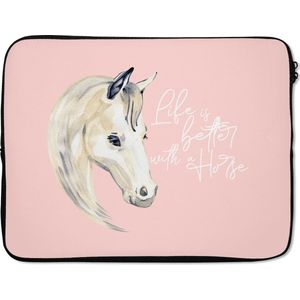 Laptophoes 17 inch - Quotes - Spreuken - Life is better with a horse - Paarden - Laptop sleeve - Binnenmaat 42,5x30 cm - Zwarte achterkant