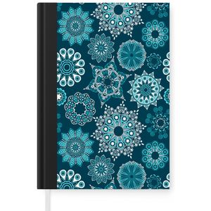 Notitieboek - Schrijfboek - Sneeuwvlok - Luxe - Blauw - Zilver - Design - Notitieboekje klein - A5 formaat - Schrijfblok - Kerst - Cadeau - Kerstcadeau voor mannen, vrouwen en kinderen