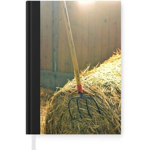Notitieboek - Schrijfboek - Een hooivork in een hooibaal - Notitieboekje klein - A5 formaat - Schrijfblok