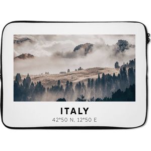 Laptophoes 14 inch - Italië - Dolomieten - Zomer - Mist - Laptop sleeve - Binnenmaat 34x23,5 cm - Zwarte achterkant