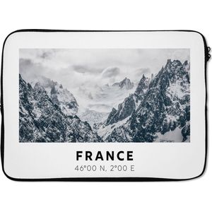 Laptophoes 13 inch - Frankrijk - Sneeuw - Bergen - Laptop sleeve - Binnenmaat 32x22,5 cm - Zwarte achterkant