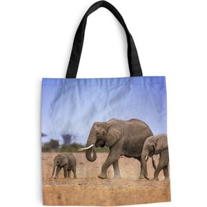 MuchoWow® Schoudertas - Strandtas - Big Shopper - Boodschappentas - Familie olifanten met hun baby in Kenia - 45x45 cm - Katoenen tas
