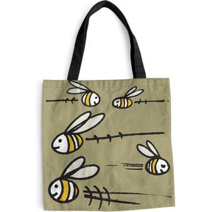 MuchoWow® Schoudertas - Strandtas - Big Shopper - Boodschappentas - Een illustratie van vijf bijen tegen een beige achtergrond - 45x45 cm - Katoenen tas