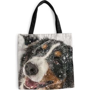 MuchoWow® Schoudertas - Strandtas - Big Shopper - Boodschappentas - Een Berner Sennenhond onder het sneeuw - 40x40 cm - Katoenen tas