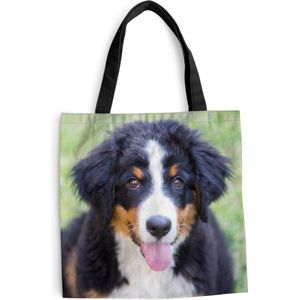 MuchoWow® Schoudertas - Strandtas - Big Shopper - Boodschappentas - Berner Sennenhond op het groene gras - 40x40 cm - Katoenen tas