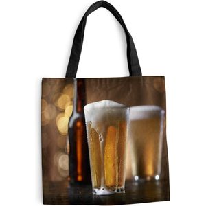 MuchoWow® Schoudertas - Strandtas - Big Shopper - Boodschappentas - Bier op een houten bar - 40x40 cm - Katoenen tas