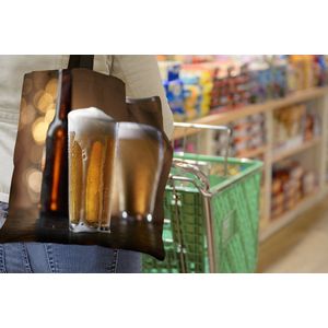 MuchoWow® Schoudertas - Strandtas - Big Shopper - Boodschappentas - Bier op een houten bar - 45x45 cm - Katoenen tas