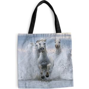 MuchoWow® Schoudertas - Strandtas - Big Shopper - Boodschappentas - Kudde witte paarden galoppeert door het water in Camargue - 40x40 cm - Katoenen tas