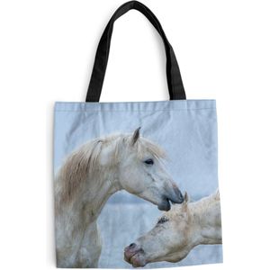MuchoWow® Schoudertas - Strandtas - Big Shopper - Boodschappentas - Paard fluistert iets aan een ander paard in Camargue - 40x40 cm - Katoenen tas